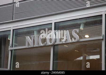 Bordeaux , France - 03 28 2024 : marque Nicolas logo et enseigne textuelle magasin de façade de la chaîne française de magasins de vente au détail d'alcool de vin Banque D'Images