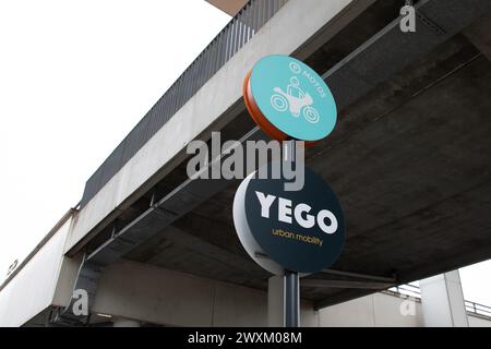 Bordeaux , France - 03 28 2024 : YGO logo panneau routier marque et signe texte e-scooter scooter mobilité urbaine Banque D'Images