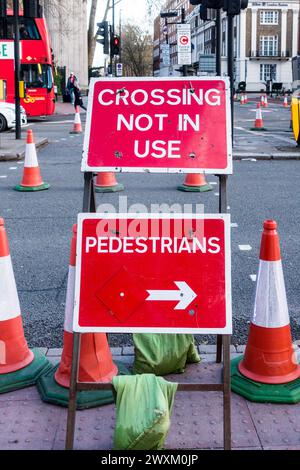 Croisement fermé en raison de travaux routiers dans la ville de Londres Banque D'Images