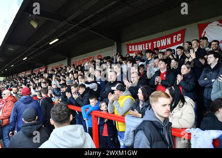 Une vente à la foule pendant le match Sky Bet EFL League Two entre Crawley Town et Doncaster Rovers au stade Broadfield, Crawley, Royaume-Uni - 19 mars 2024 photo Simon Dack / images téléphoto. Usage éditorial exclusif. Pas de merchandising. Pour Football images, les restrictions FA et premier League s'appliquent inc. aucune utilisation d'Internet/mobile sans licence FAPL - pour plus de détails, contactez Football Dataco Banque D'Images