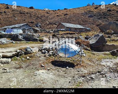 Réchauffer la théière dans une cuisinière solaire. Concept d'écologie. Énergies vertes renouvelables. Népal. Himalaya. Banque D'Images