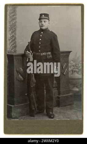 Début des années 1900 carte de visite (carte de visite ou CDV) d'un soldat suédois armé, en uniforme tenant un fusil, du studio photographique d'Albin Berns, Backamo, région de Vastra Gotaland en Suède, vers 1900. Banque D'Images