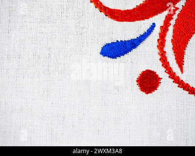 Un détail de la broderie de nappe slovène en bleu et rouge-blanc fond avec un espace négatif Banque D'Images