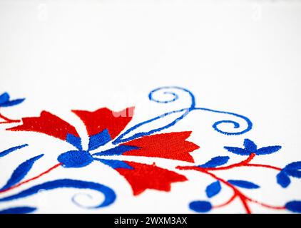 Ornement traditionnel slovène de broderie de nappe en bleu et rouge avec fleur d'oeillet Banque D'Images