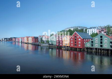 Maison colorée au bord de l'eau en Norvège Banque D'Images