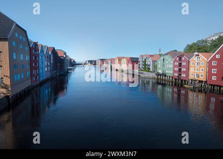 Maison colorée au bord de l'eau en Norvège Banque D'Images