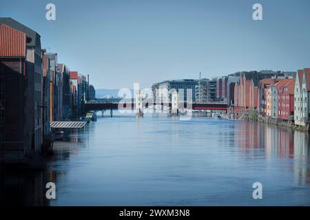 Maison colorée au bord de l'eau en Norvège Banque D'Images