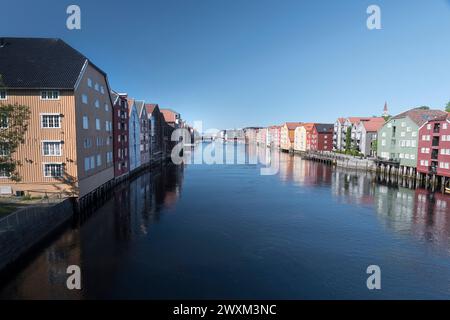 Maison colorée au bord de l'eau en Norvège Banque D'Images