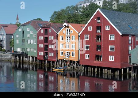 Maison colorée au bord de l'eau en Norvège Banque D'Images