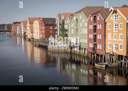 Maison colorée au bord de l'eau en Norvège Banque D'Images