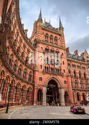 Londres, Royaume-Uni - 26 février 2024 : satisfait Hôtel Pancras renaissance, créé en 1873. Banque D'Images