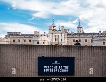 Londres, Royaume-Uni - 26 février 2024 : Palais Royal et forteresse de la Tour de Londres est un complexe de bâtiments fortifiés sur la rive nord du Banque D'Images