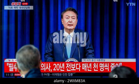 Séoul, Corée du Sud. 01st Apr, 2024. Les émissions en direct de YTN 24 heures en Corée du Sud, le président sud-coréen Yoon Suk Yeol s'exprimant au bureau présidentiel à la télévision à la gare ferroviaire de Séoul. Le président Yoon Suk Yeol a déclaré le 1er avril que 2 000 est l'augmentation minimale nécessaire des admissions à l'école de médecine, excluant tout ajustement malgré un abandon prolongé des médecins en formation. Lors d'une allocution à la nation, Yoon a fait remarquer que l'impasse entre le gouvernement et la communauté médicale au sujet du quota d'admissions ne montrait que peu de signes de percée. Crédit : SOPA images Limited/Alamy Live News Banque D'Images