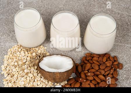 Types de lait végétal en verres. Lait d'avoine, de noix de coco et d'amande. Banque D'Images