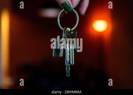 Gros plan de mains tenant des clés. Banque D'Images