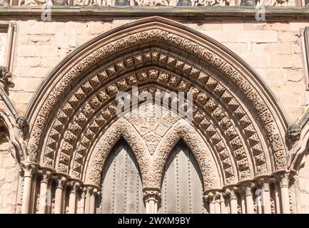 Arche décorée sur la porte sud de la cathédrale de Lichfield, dans le Staffordshire, Angleterre, Royaume-Uni Banque D'Images