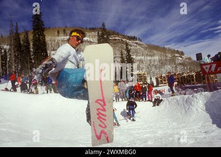 Un snowboarder participe à une compétition de half-pipe. Banque D'Images