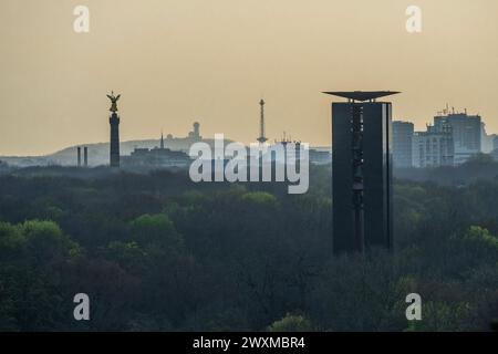 Berlin, Allemagne. 31 mars 2024. Le soleil se couche sur la ville le dimanche de Pâques. Crédit : Guy Bell/Alamy Live News Banque D'Images