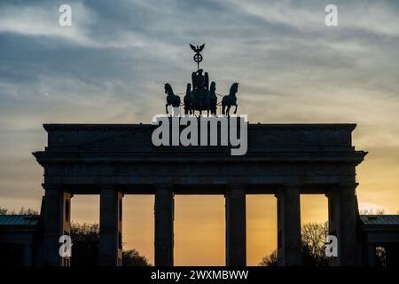 Berlin, Allemagne. 31 mars 2024. La porte de Brandebourg comme le soleil se couche sur la ville le dimanche de Pâques. Crédit : Guy Bell/Alamy Live News Banque D'Images