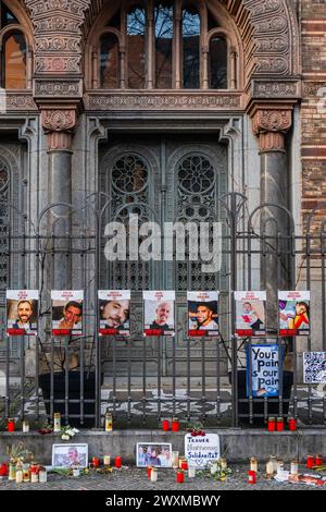 Berlin, Allemagne. 31 mars 2024. Un mémorial temporaire Bring Them Home pour ceux qui ont été pris, enlevés et pris en otage à Gaza à la synagogue de Neu - il s'agit de la synagogue restaurée des années 1800 avec un dôme doré emblématique, abritant une exposition sur son histoire déchirante. Crédit : Guy Bell/Alamy Live News Banque D'Images