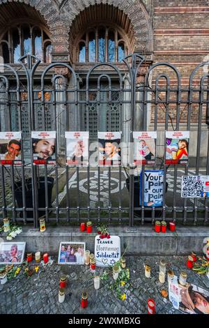 Berlin, Allemagne. 31 mars 2024. Un mémorial temporaire Bring Them Home pour ceux qui ont été pris, enlevés et pris en otage à Gaza à la synagogue de Neu - il s'agit de la synagogue restaurée des années 1800 avec un dôme doré emblématique, abritant une exposition sur son histoire déchirante. Crédit : Guy Bell/Alamy Live News Banque D'Images