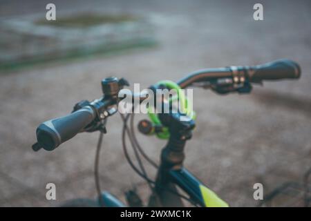 Guidon de vélo, gros plan de vélo dans la rue, mise au point sélective Banque D'Images