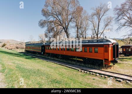 Vieux train orange sur les rails Banque D'Images