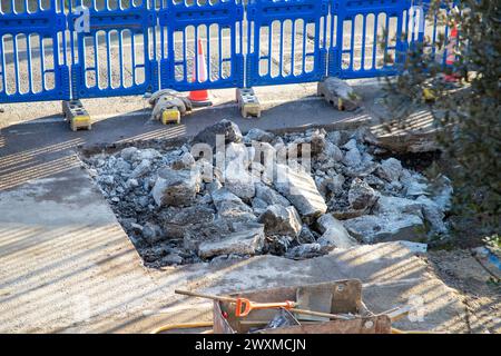 Construction sur une route avec le béton brisé Banque D'Images