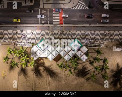 Belle vue aérienne de haut en bas sur le trottoir et les kiosques de Copacabana Beach Banque D'Images