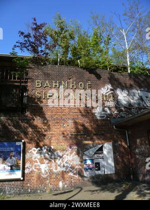 Blick auf den ehemaligen S-Bahnhof Siemensstadt à Berlin Siemensstadt. Ganz rechts außen das Gebaeude der ehemaligen Kneipe Rohreck S-Bahnhof Siemensstadt - es War einmal *** vue de l'ancienne station de S-Bahn Siemensstadt à Berlin Siemensstadt à l'extrême droite se trouve le bâtiment de l'ancienne station de S-Bahn Rohreck Siemensstadt pub - il était une fois Banque D'Images