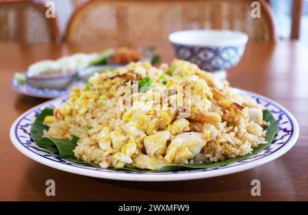 Plat thaïlandais populaire de Khao Pad Poo ou riz frit avec de la viande de crabe Banque D'Images