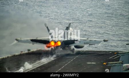 MER DE CHINE MÉRIDIONALE (29 mars 2024) un EA-18G Growler, affecté aux « tours » de l’Electronic Attack Squadron (VAQ) 137, décolle du pont d’envol Banque D'Images