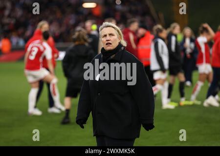 Wolverhampton, Royaume-Uni. 31 mars 2024. Emma Hayes, directrice de Chelsea, regarde avec sa médaille de finaliste après le match de la Coupe de la Ligue continentale féminine de la FA à Molineux, Wolverhampton. Le crédit photo devrait se lire : Cameron Smith/Sportimage crédit : Sportimage Ltd/Alamy Live News Banque D'Images