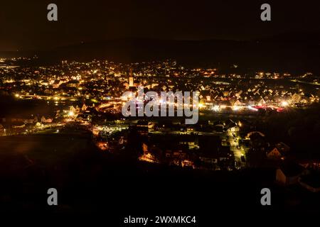 Ludge, Allemagne. 31 mars 2024, Rhénanie du Nord-Westphalie, Lügde : la ville est très éclairée - une foire funèbre a lieu en même temps que la course de roues de Pâques (filmée avec un drone). Depuis 2018, la course de roues de Pâques de Lügde fait partie du patrimoine culturel immatériel allemand de l'UNESCO. Photo : Christoph Reichwein/dpa crédit : dpa Picture alliance/Alamy Live News Banque D'Images