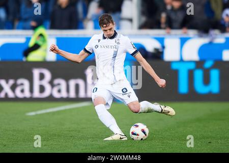 Jon Pacheco de Real Sociedad avec le ballon lors du match LaLiga EA Sports entre Deportivo Alaves et Real Sociedad au stade Mendizorrotza sur ma Banque D'Images