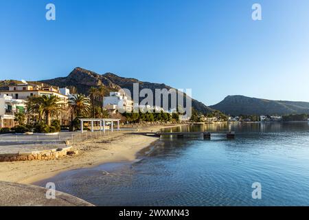 Tôt le matin à Platja d'Albercutx dans la baie de Port de Pollença sur Majorque, Espagne Banque D'Images