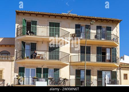 Appartements avec balcon dans la vieille ville d'Alcudia, Majorque, îles Baléares, Espagne Banque D'Images