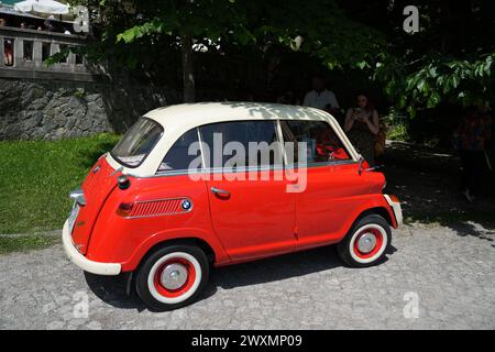 Une BMW Isetta 600 rouge et blanche garée sur une route pavée Banque D'Images