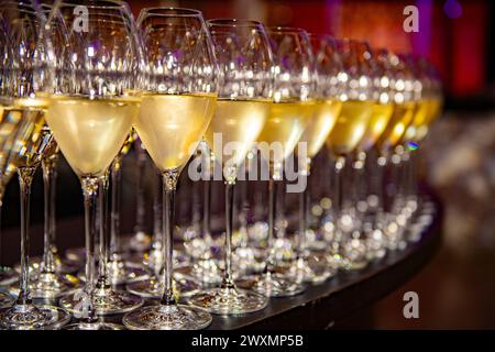 Rangées et rangées de verres à champagne dans un cercle Banque D'Images