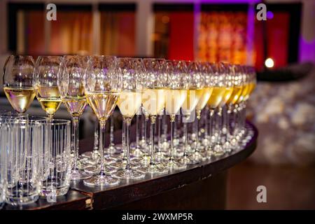 Rangées et rangées de verres à champagne dans un cercle Banque D'Images