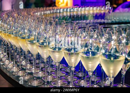Rangées et rangées de verres à champagne dans un cercle Banque D'Images