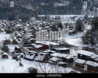 Une scène hivernale du village de Shirakawa couvert de neige, Japon. Banque D'Images