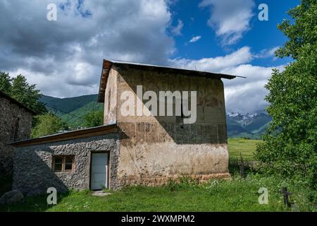 Église Lashtkhveri de l'Archange dans le village de Lenjeri, région de Svaneti en Géorgie Banque D'Images