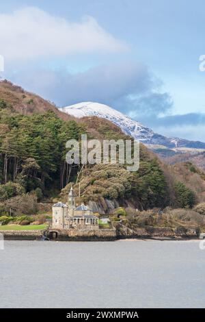 Snowdonia enneigée au-dessus de COES Faen Hall, également connu sous le nom de Clock House, se trouve au bord de l'estuaire Afon Mawddach Barmouth, au nord-ouest du pays de Galles. Ma Banque D'Images