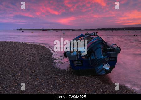 Bateau de pêche moderne avec des pots de homard amarrés sous le soleil couchant. Exmouth Devon Angleterre Royaume-Uni. Mars 2024 Banque D'Images