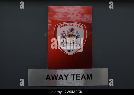 Carte de porte du vestiaire Barnsley FC pendant le match de Sky Bet League 1 Burton Albion vs Barnsley au Pirelli Stadium, Burton upon Trent, Royaume-Uni, 1er avril 2024 (photo par Mark Cosgrove/News images) Banque D'Images