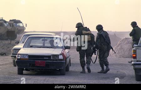 Première Guerre du Golfe : 26 mars 1991 soldats de l'armée américaine au dernier poste de contrôle américain, à 8 km au sud de Nasiriyah dans le sud de l'Irak. Banque D'Images