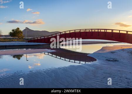 Passerelle rouge à la plage d'Alcudia, île de Majorque, Espagne Banque D'Images