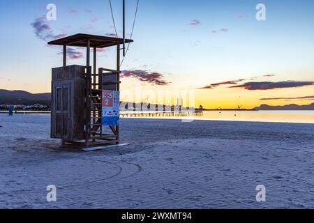 Tour de sauveteur en bois sur la plage au lever du soleil à Port d'Alcudia à Majorque, Espagne Banque D'Images