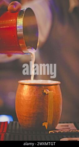 Mocktail versé dans une tasse de cuivre, Pune, Maharashtra, Inde Banque D'Images